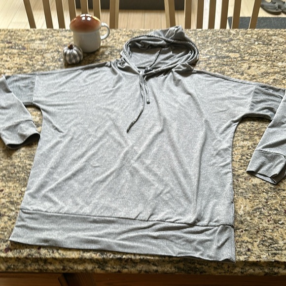Sketchers long sleeve active wear top - Picture 2 of 5